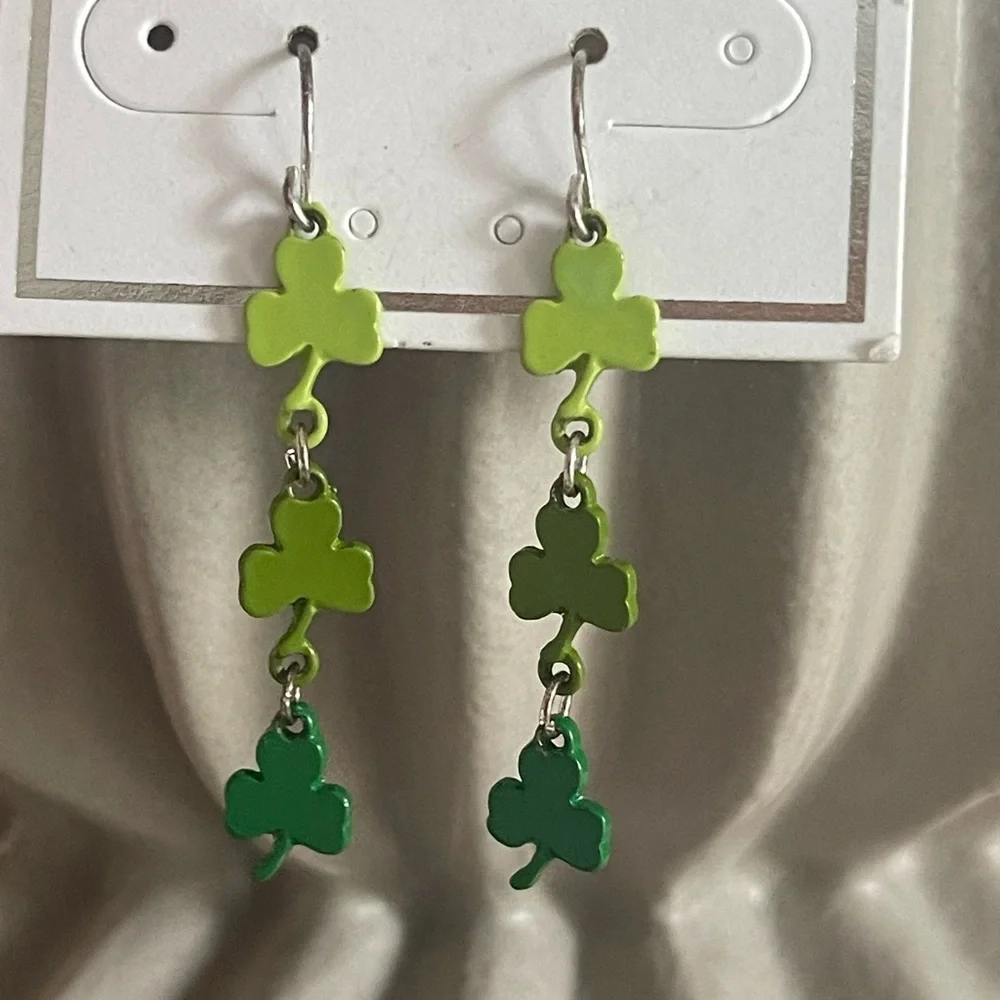 NWT shramrock four leaf clover dangle earrings
